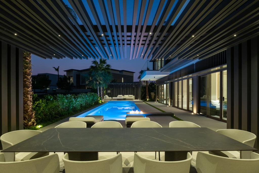 How Modern Landscape Design Uses Structure And Greenery Together