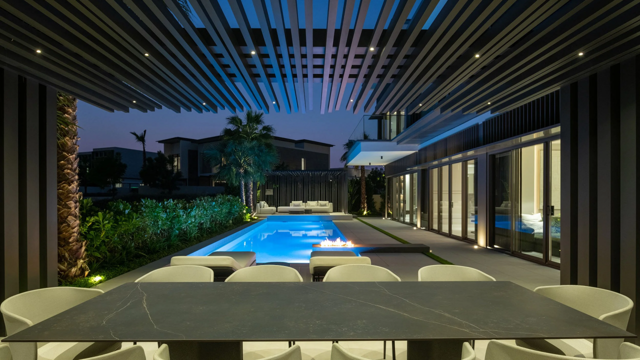 How Modern Landscape Design Uses Structure And Greenery Together